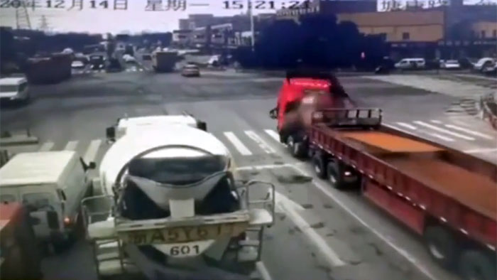 Tấm thép lớn cắt phăng đầu xe tải, tài xế thoát chết thần kỳ
