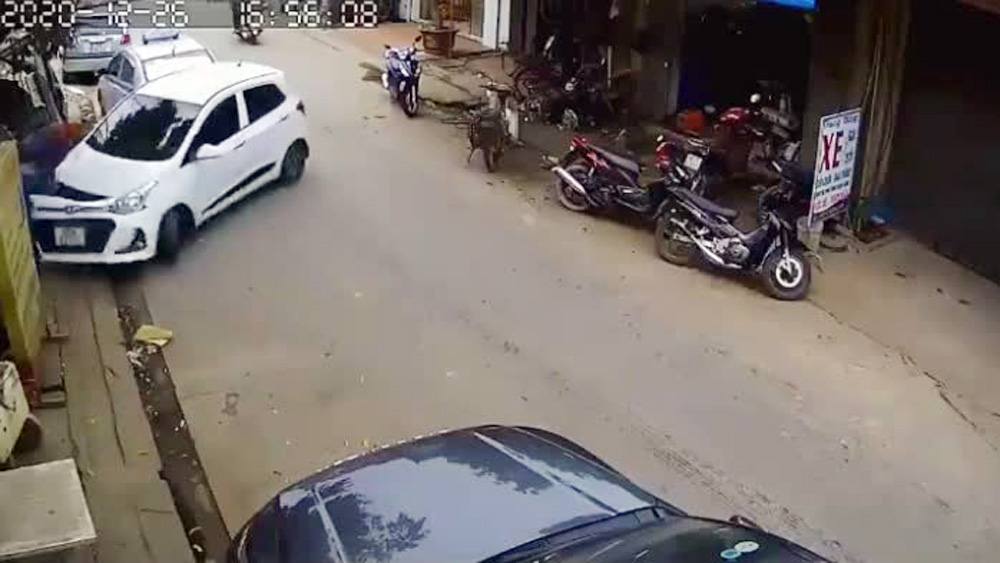 Nhầm số tiến lùi, nữ tài xế xử lý pha "ra xe" mang tính... hủy diệt
