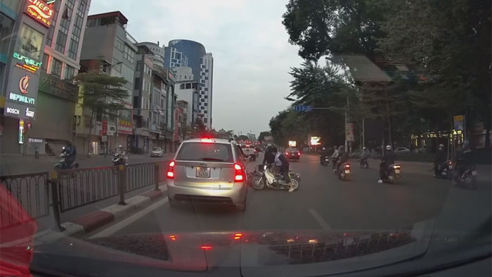 Học sinh vượt ẩu gây tai nạn xe máy