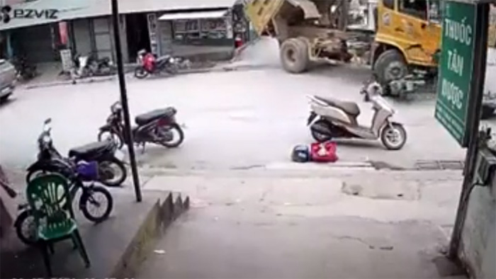 Xe tải lớn trôi lùi náo loạn cả khu phố