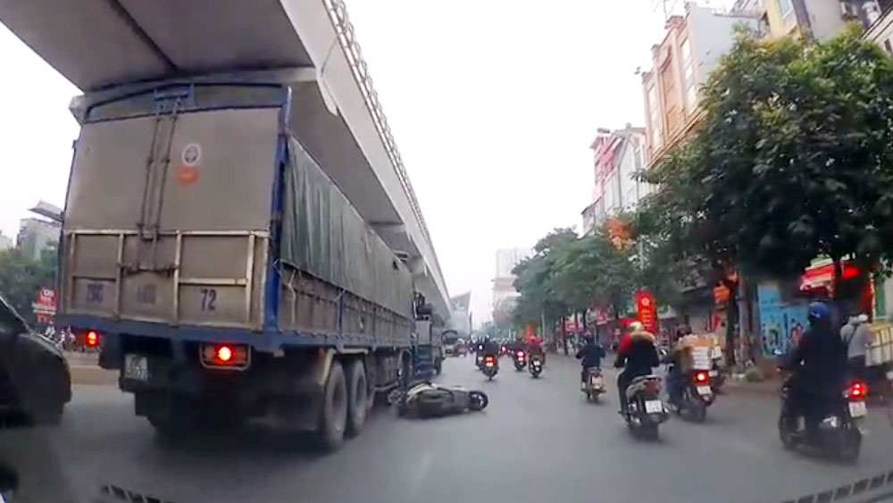 Sang đường không quan sát, người đi xe máy suýt trả giá bằng tính mạng