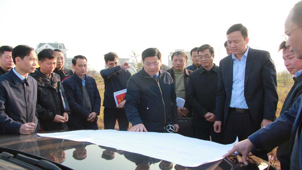 Secretary of provincial Party Committee Duong Van Thai urges promptly removing obstacles, completing projects