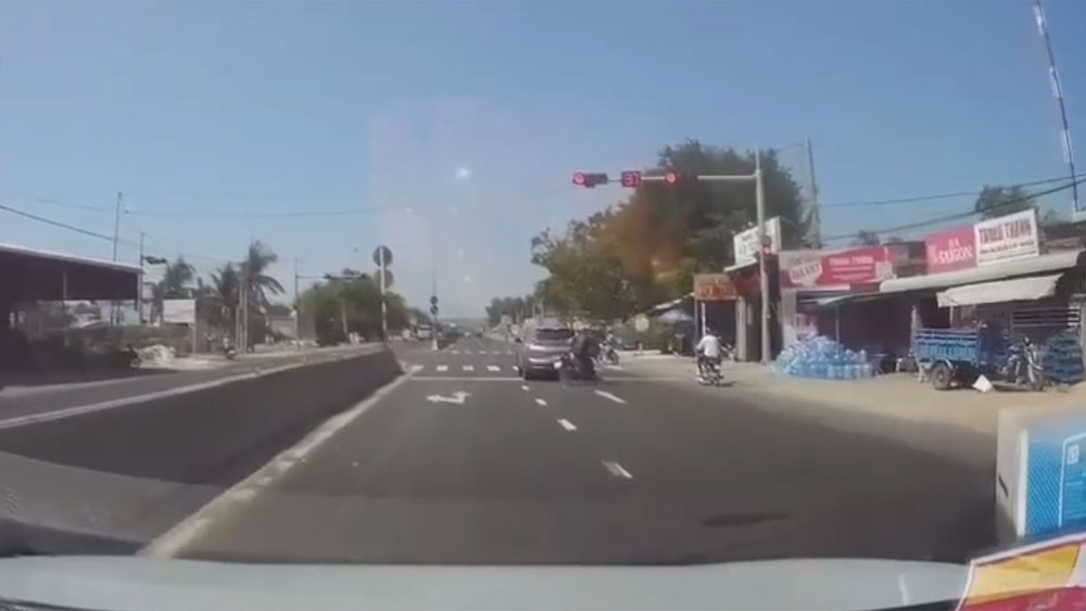 Xe máy phi như bay, đâm sầm vào ôtô dừng đèn đỏ