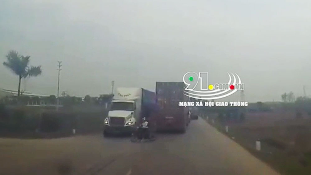 Clip nóng: Tài xế container phanh cháy lốp vì 2 mẹ con sang đường ẩu