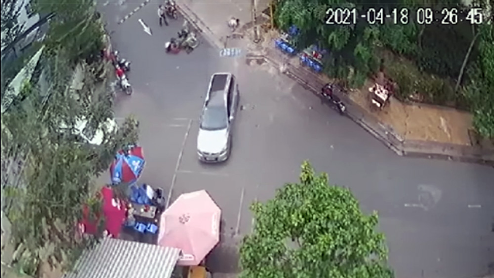 Nữ tài xế lao ôtô vào nhóm người trên vỉa hè