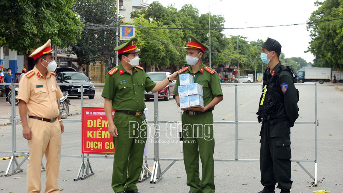 Lực lượng công an cắm chốt kiểm soát dịch