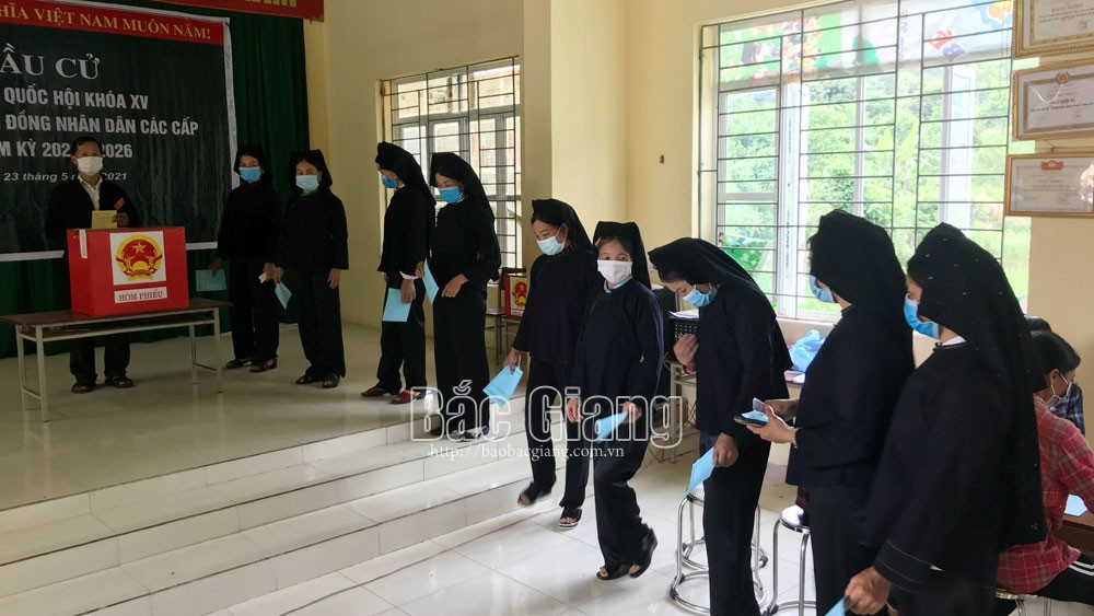 Cử tri vùng lòng hồ Cấm Sơn (Lục Ngạn) thực hiện quyền công dân