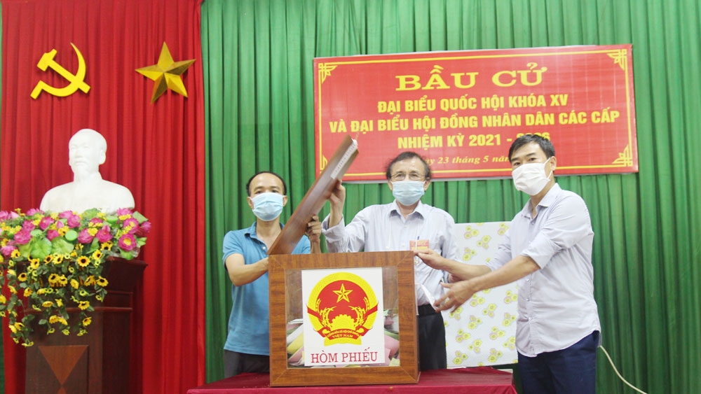 Bắc Giang: Đến 21 giờ, tỷ lệ cử tri bầu cử đạt 98,2%