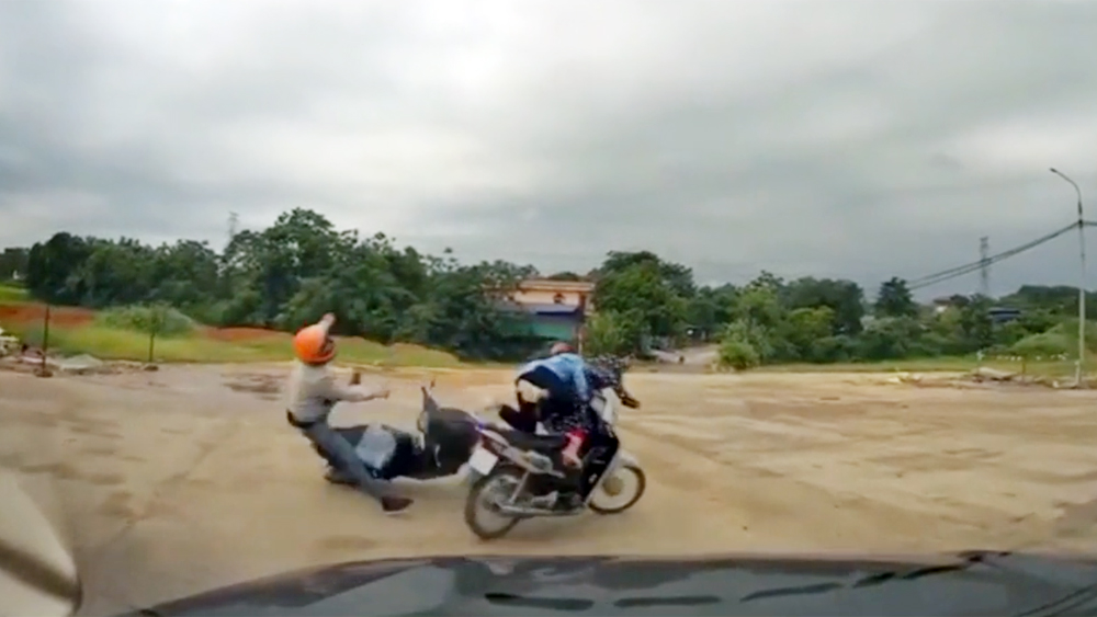 Không giảm tốc độ khi qua ngã tư, hai xe máy va chạm kinh hoàng