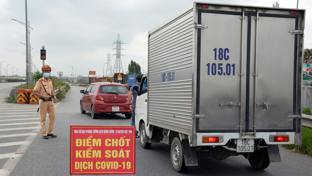 Ảnh dự thi: Chiến sĩ cảnh sát giao thông trên chốt kiểm dịch