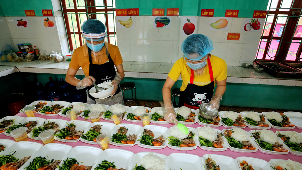 Ảnh dự thi: Chuẩn bị suất ăn cho người cách ly