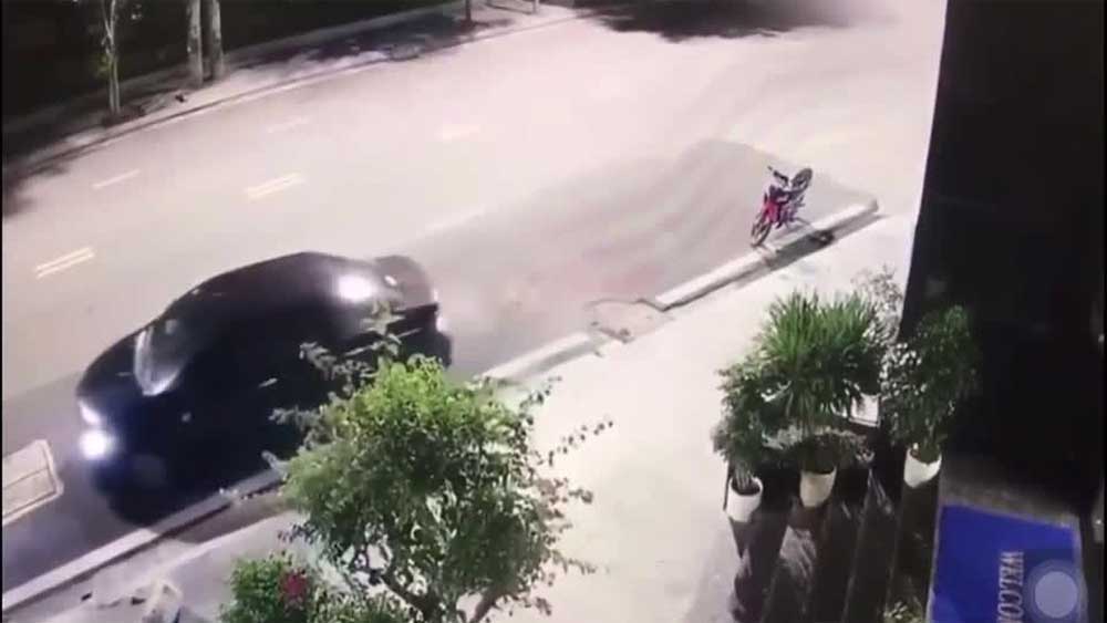 Thanh niên thoát chết may mắn khi ô tô mất lái lao vút lên vỉa hè