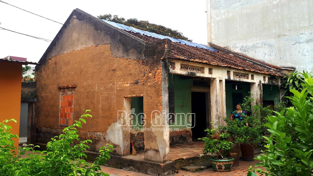 Mẹ góa, con bệnh tật ở nhà dột giữa phố