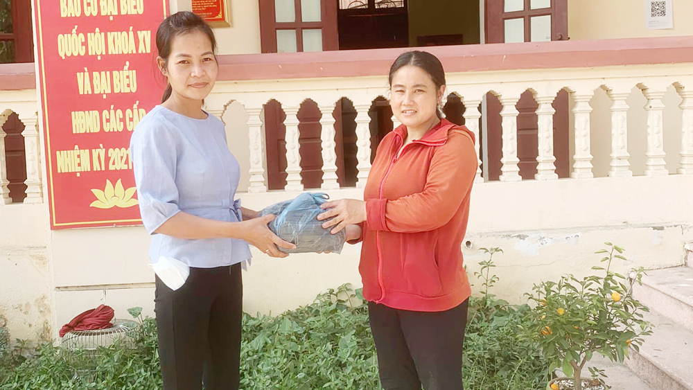 Chị Ngô Thị Phương trả lại người đánh rơi 12 triệu đồng và điện thoại