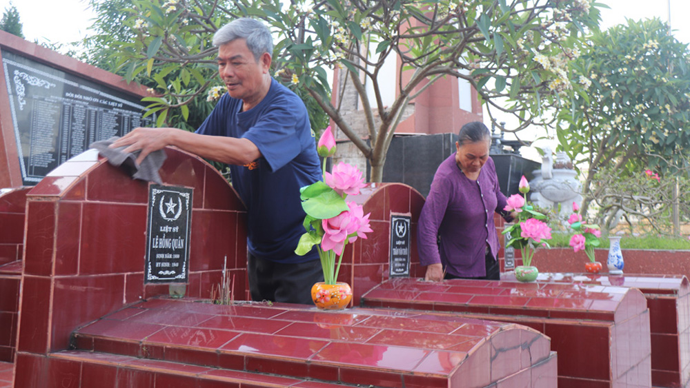 Người quản trang tri ân đồng đội