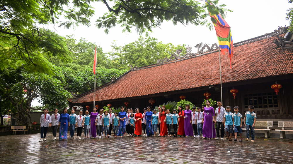 Trên quê hương Cách mạng