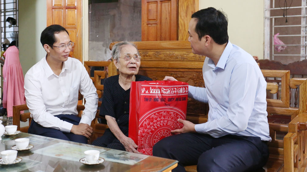 Phó Chủ tịch UBND tỉnh Lê Ô Pích thăm, tặng quà Mẹ Việt Nam Anh hùng