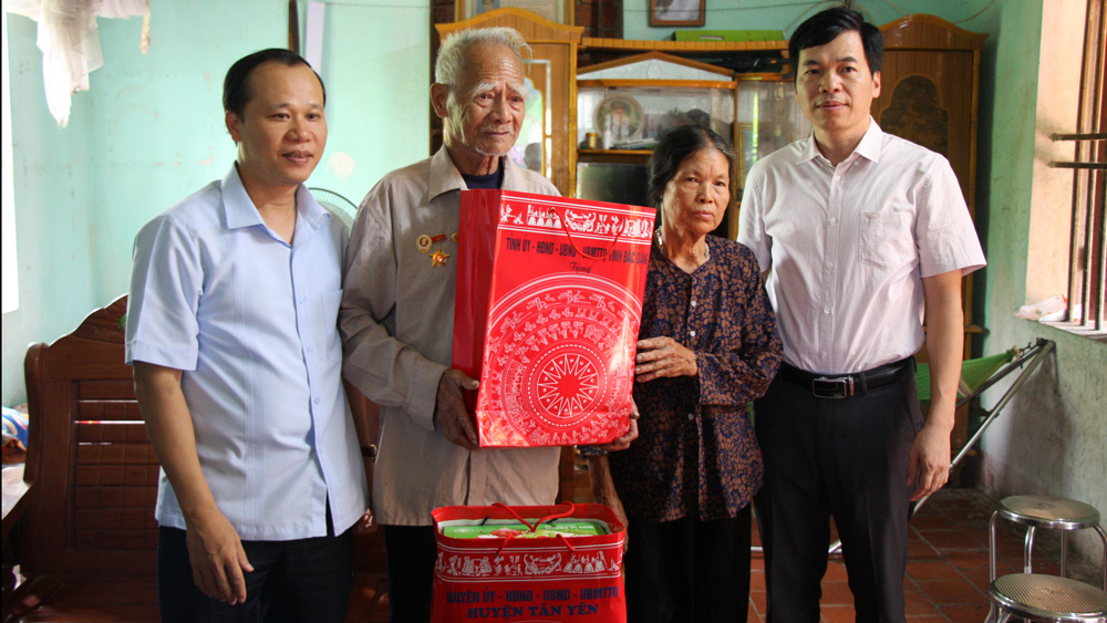 Đồng chí Mai Sơn, Phó Chủ tịch Thường trực UBND tỉnh thăm, tặng quà người có công huyện Tân Yên