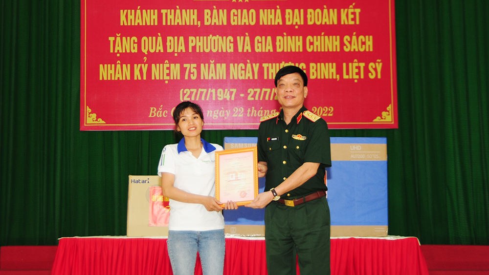 Thượng tướng Ngô Minh Tiến trao nhà Đại đoàn kết và tặng quà gia đình chính sách