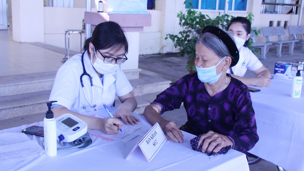 Khám sức khỏe miễn phí cho người có công, người cao tuổi