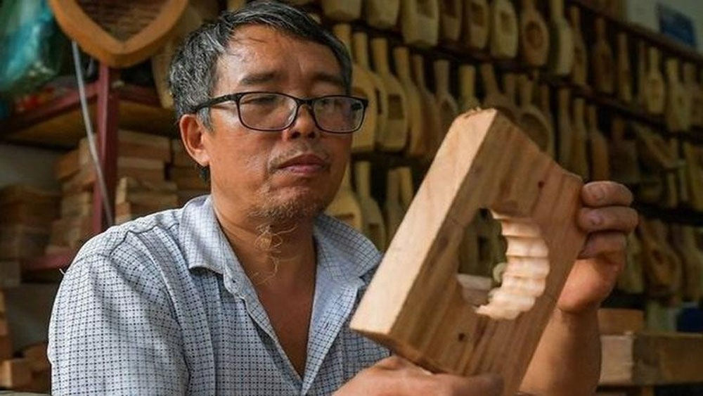 Hanoi family keeps the craft of making mooncake moulds alive