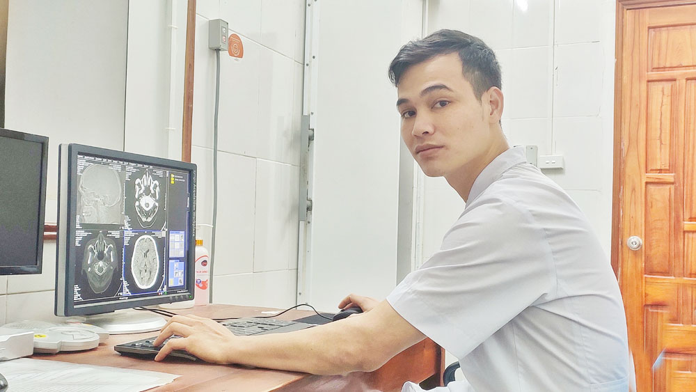 Khen thưởng nhân viên Trung tâm Y tế huyện Yên Thế hiến máu cứu bệnh nhân