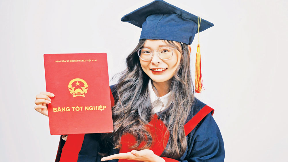 Hai sinh viên xuất sắc được bảng vàng lưu danh