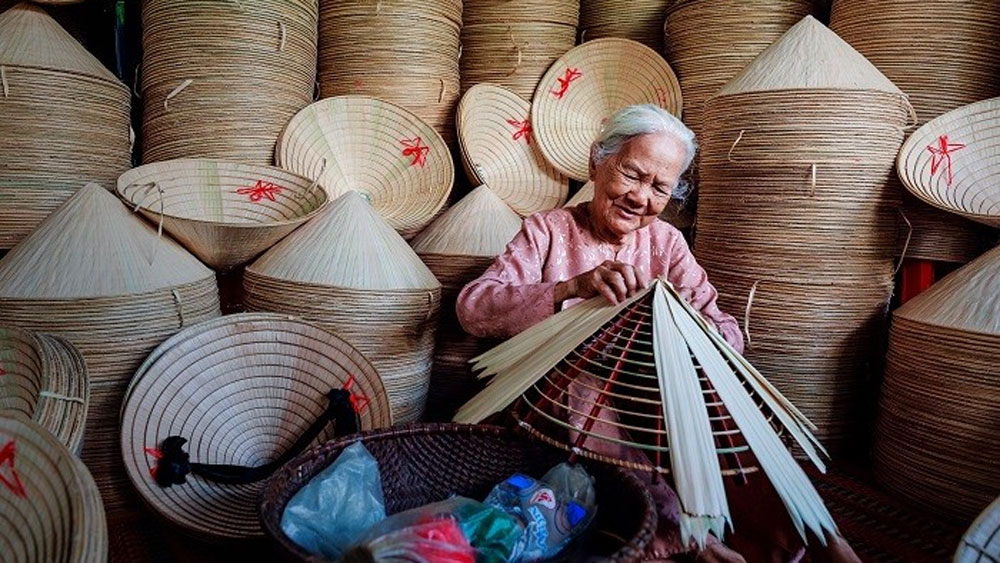 Thua Thien Hue moves to preserve the craft of conical hat making