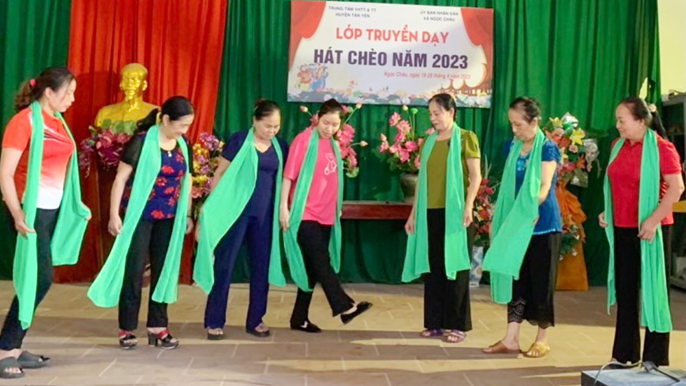 Truyền dạy hát chèo cho hạt nhân văn nghệ quần chúng tại Tân Yên