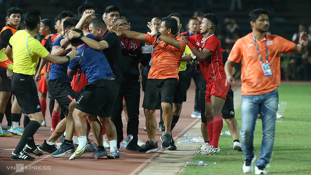 HLV Thái Lan: "Indonesia thiếu tinh thần thể thao"