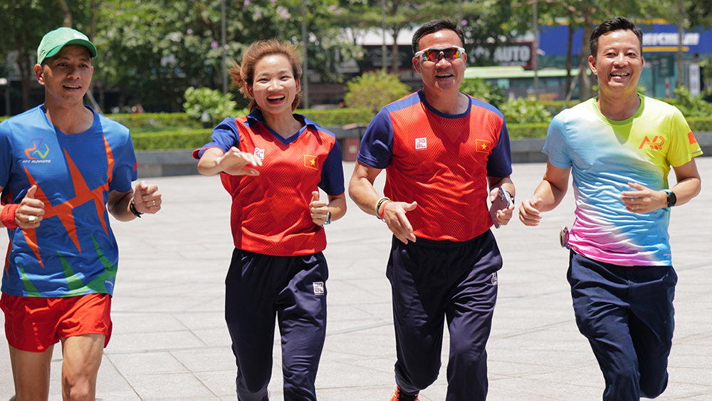 Nguyễn Thị Oanh chạy cùng người hâm mộ