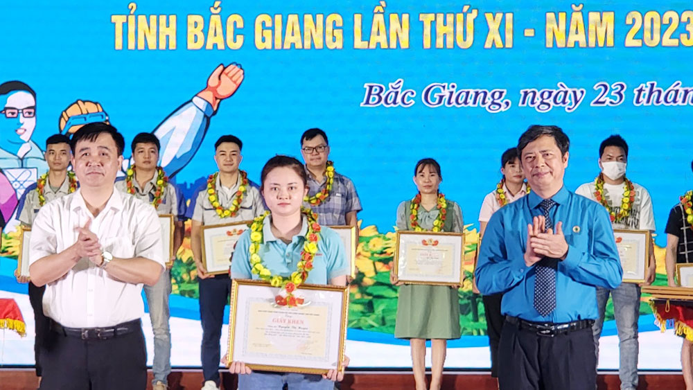 Tuyên dương công nhân điển hình, tặng quà người lao động hoàn cảnh khó khăn
