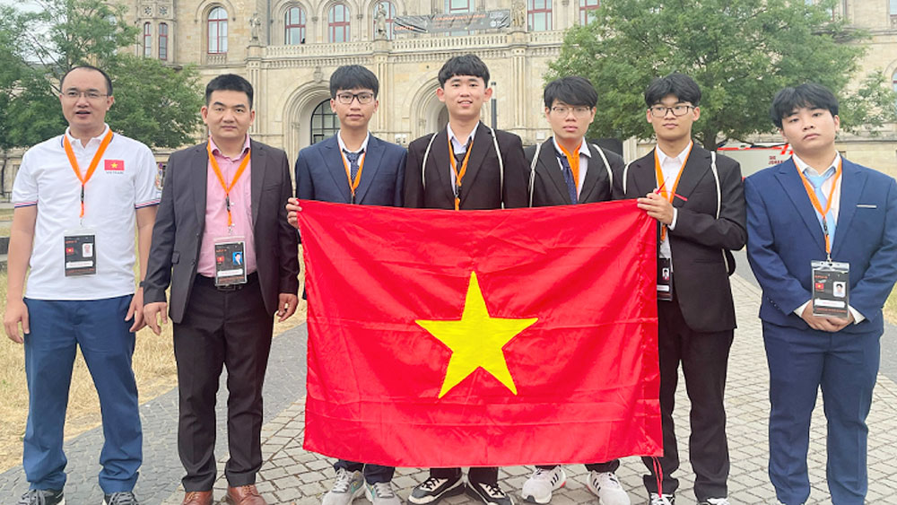 Trương Phi Hùng, học sinh Bắc Giang đoạt Huy chương Bạc Olympic Vật lí châu Âu