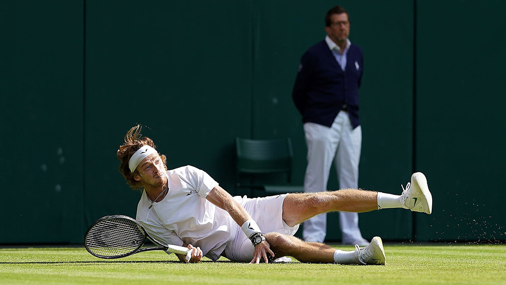 Cú đánh khó tin đưa Rublev vào tứ kết Wimbledon