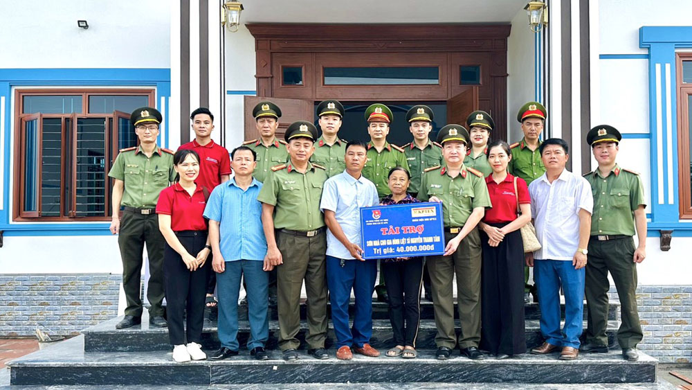 Tặng quà cho gia đình liệt sĩ Nguyễn Thanh Tâm, nguyên Phó trưởng Công an xã Tiến Thắng