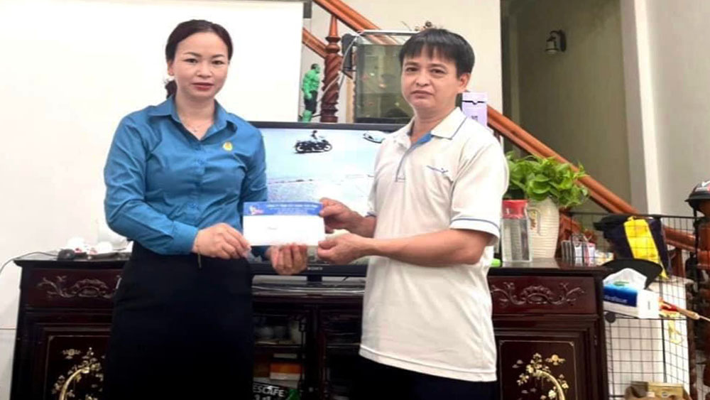 Cán bộ LĐLĐ TP Bắc Giang trả lại 20 triệu đồng cho người đánh rơi
