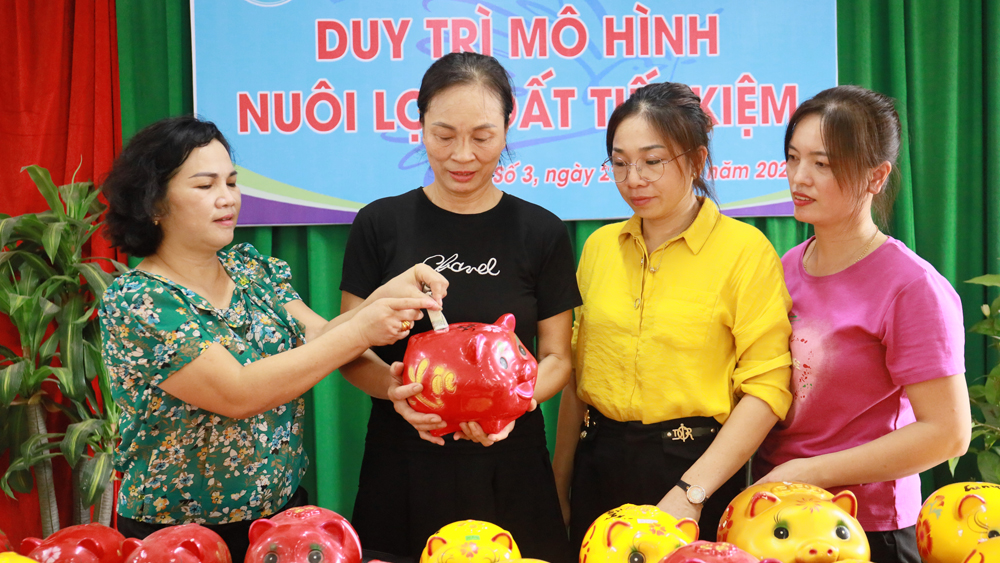 Phụ nữ dân tộc thiểu số  giúp nhau thoát nghèo