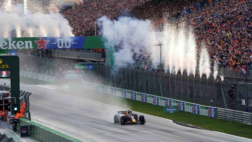 Versappen bắt kịp kỷ lục của Vettel