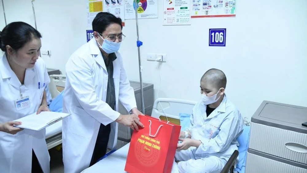 PM presents Mid-Autumn-Festival gifts to child patients