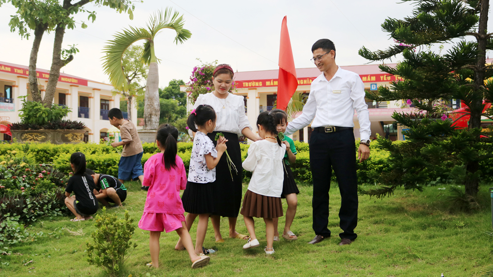 Thầy hiệu trưởng miệng nói, tay làm