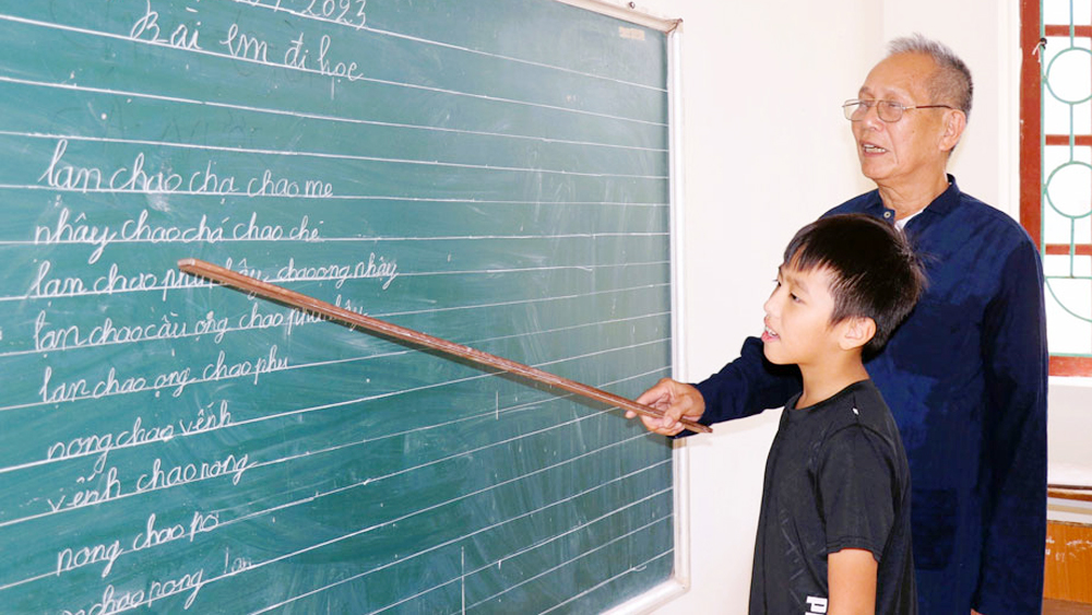 Lớp dạy tiếng dân tộc của già làng Đàm Xuân Tình