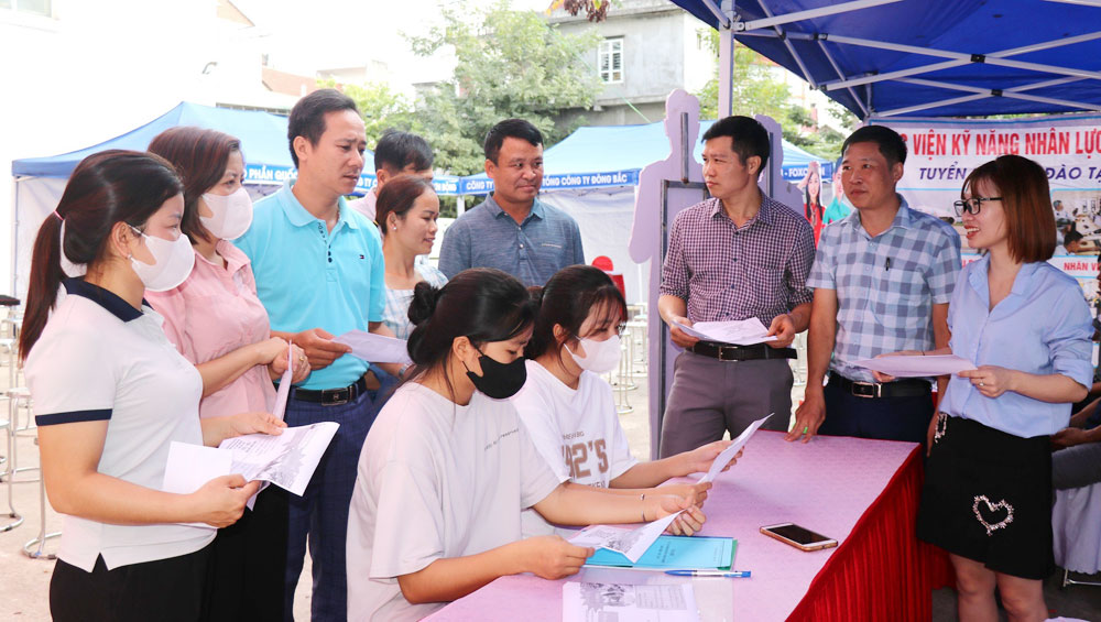 Sơn Động: Gần 1 nghìn lao động, học sinh tham gia Ngày hội việc làm