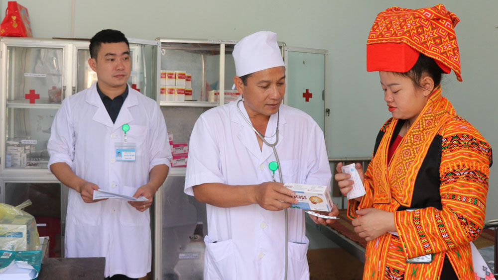 Thầy thuốc của bản làng