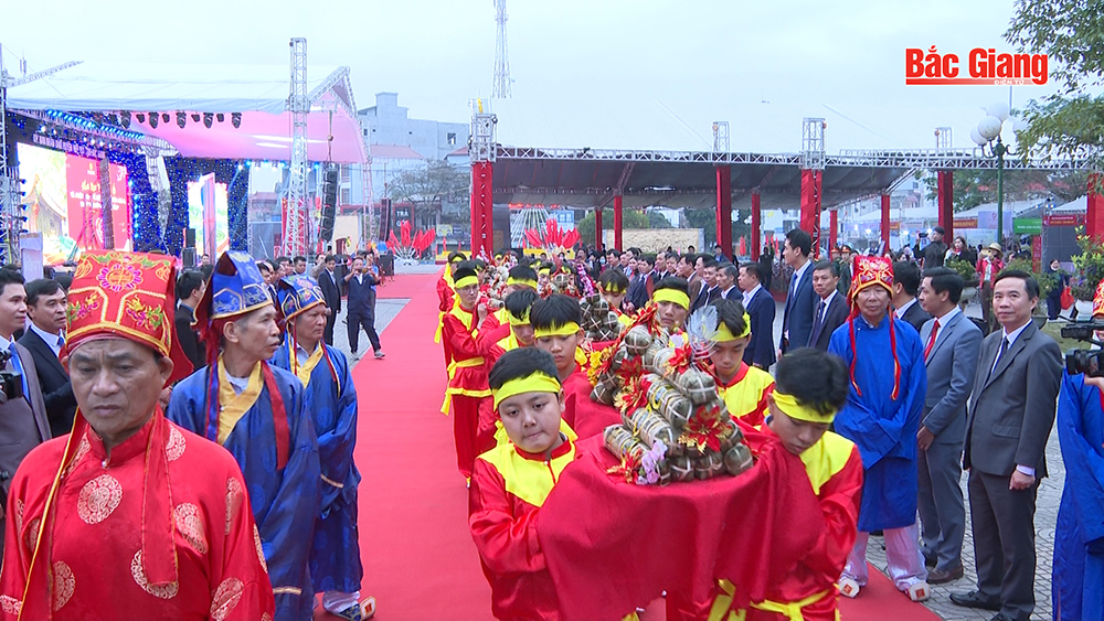 Độc đáo nghi lễ dâng bánh chưng tế Thành hoàng làng