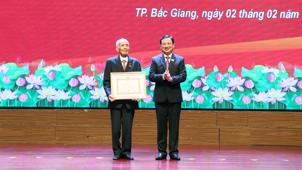 TP Bắc Giang: 202 đảng viên được trao tặng Huy hiệu Đảng