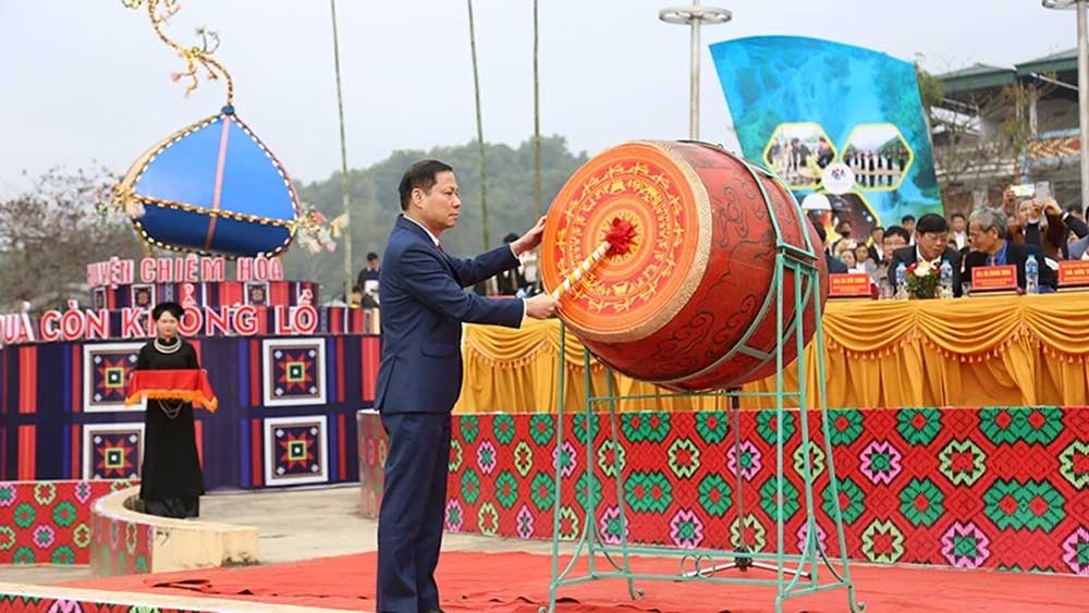 Tens of thousands of people flock to Long Tong Festival in Tuyen Quang