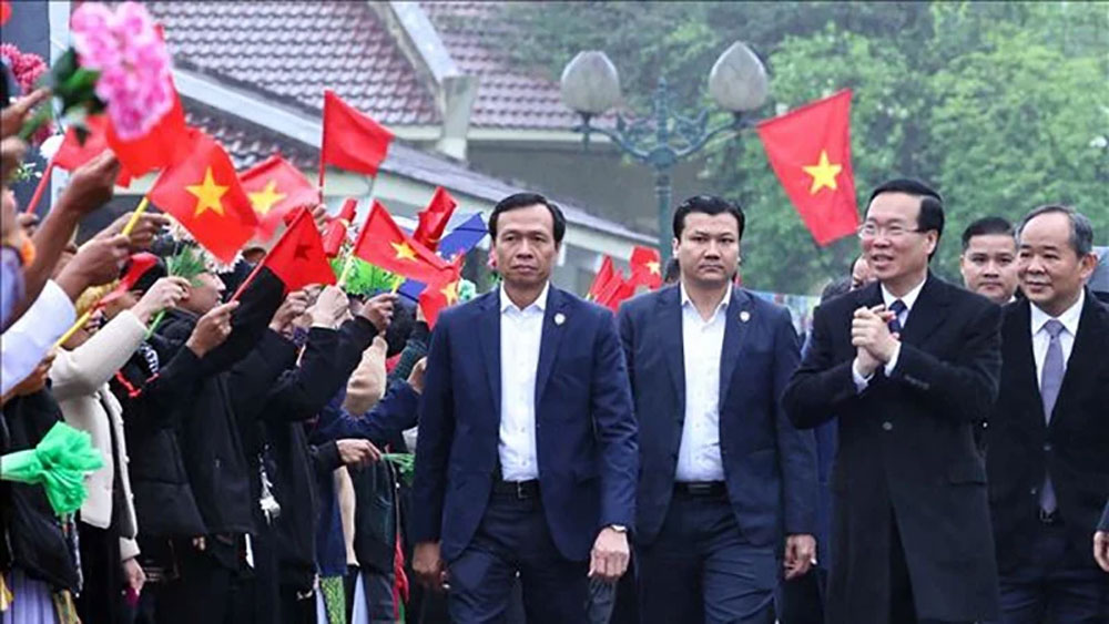 President attends ethnic spring festival in Hanoi’s suburban town