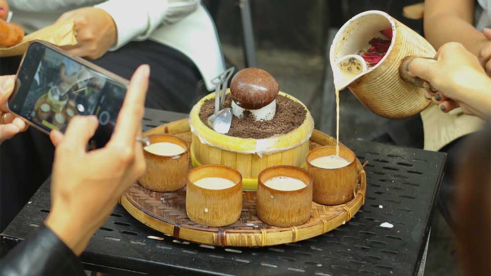 Món cacao nấm 'mọc lên từ đất' hút khách ở phố cổ Hà Nội