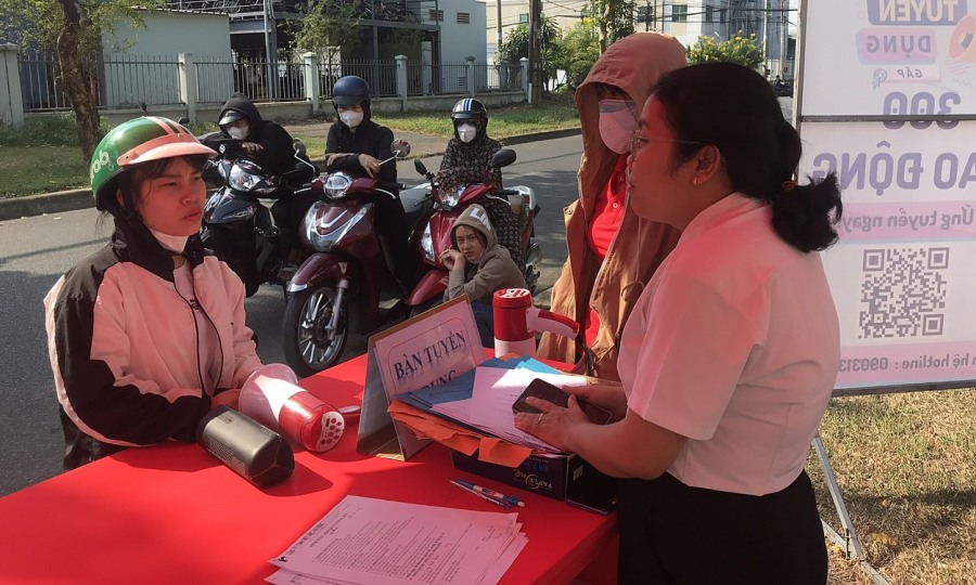 Ra bến xe 'săn' lao động