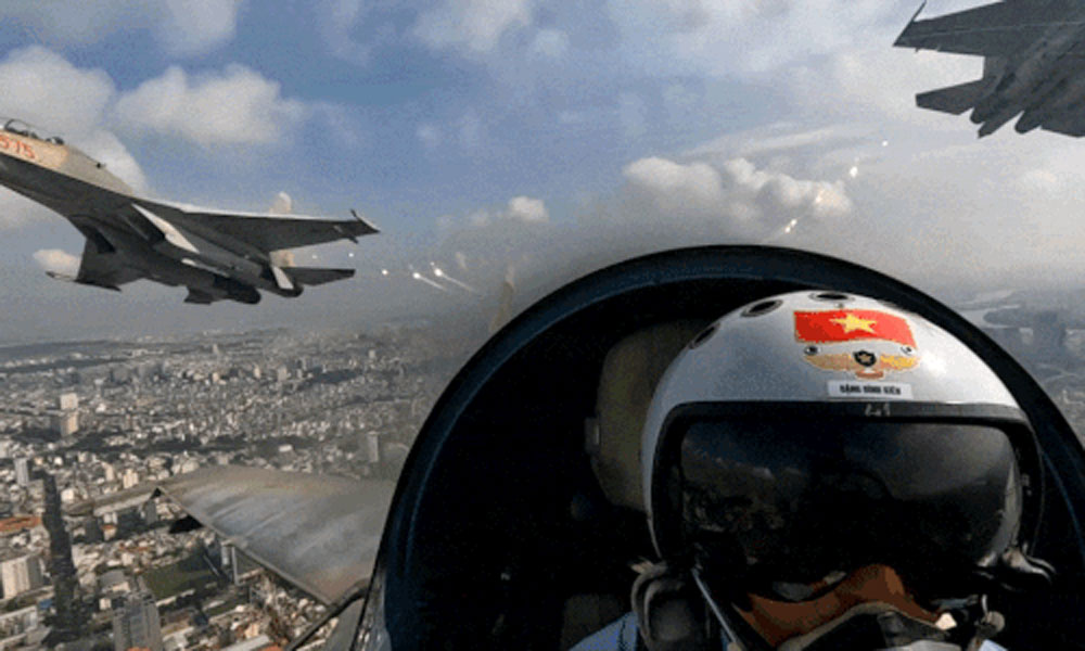 Su-30MK2 thả bẫy nhiệt lần đầu ở Thành phố Hồ Chí Minh nhìn từ buồng lái